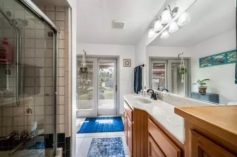 Bath - 4529 Alta Mesa Dr, Redding, CA 96002 photo 3 of 4