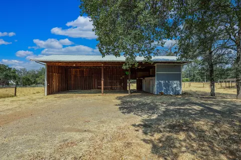 Exterior - 21115 Oak Knoll Rd, Redding, CA 96003 photo 5 of 5
