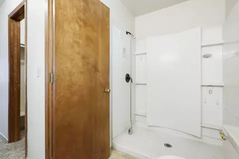 Bath - 21115 Oak Knoll Rd, Redding, CA 96003 photo 1 of 2