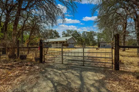 Exterior - 21115 Oak Knoll Rd, Redding, CA 96003 photo 3 of 5