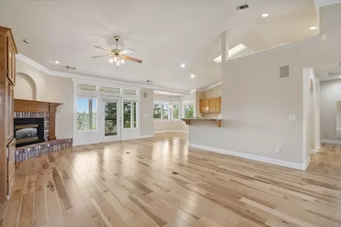 Living - 2286 Allegheny Ct, Redding, CA 96001 photo 2 of 8