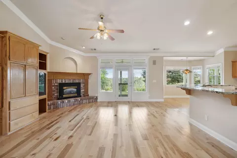 Living - 2286 Allegheny Ct, Redding, CA 96001 photo 5 of 8