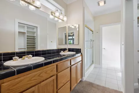 Bath - 2286 Allegheny Ct, Redding, CA 96001 photo 2 of 7