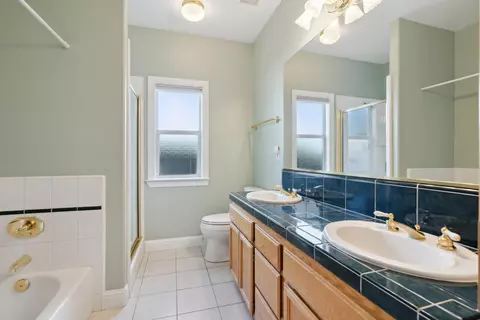 Bath - 2286 Allegheny Ct, Redding, CA 96001 photo 6 of 7