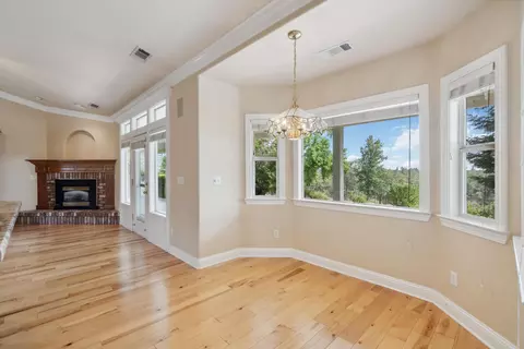 Living - 2286 Allegheny Ct, Redding, CA 96001 photo 6 of 8