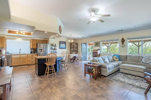 700 Covey Ct, Redding, CA 96002 photo 5