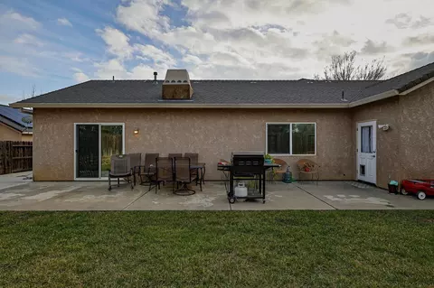 Exterior - 2050 Greystone Ct, Red Bluff, CA 96080 photo 4 of 10