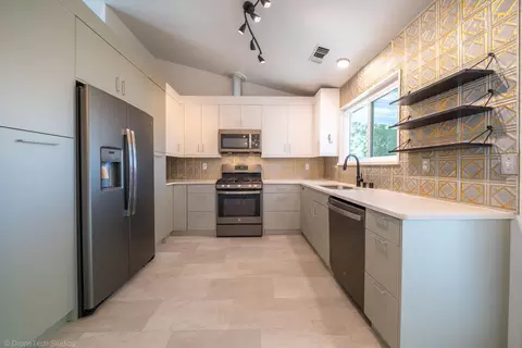 Kitchen - 618 Alamine Dr, Redding, CA 96003 photo 4 of 10