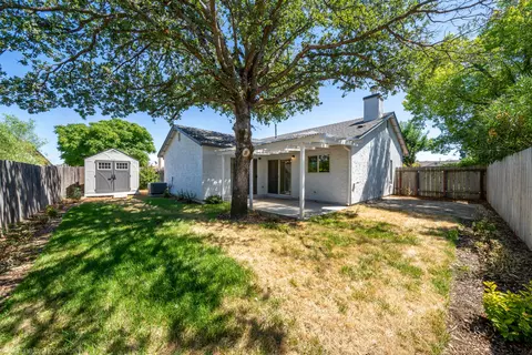 Exterior - 618 Alamine Dr, Redding, CA 96003 photo 11 of 27