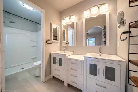 Bath - 618 Alamine Dr, Redding, CA 96003 photo 1 of 3