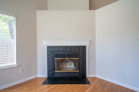Living - 618 Alamine Dr, Redding, CA 96003 photo 4 of 5