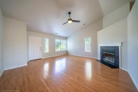 Living - 618 Alamine Dr, Redding, CA 96003 photo 3 of 5