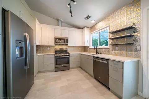 Kitchen - 618 Alamine Dr, Redding, CA 96003 photo 2 of 10