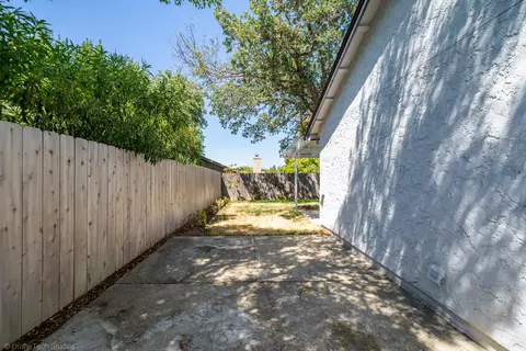 Exterior - 618 Alamine Dr, Redding, CA 96003 photo 9 of 27