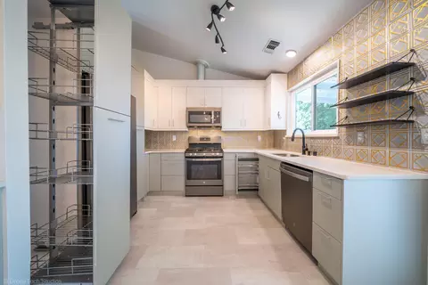 Kitchen - 618 Alamine Dr, Redding, CA 96003 photo 9 of 10
