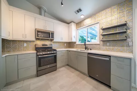 Kitchen - 618 Alamine Dr, Redding, CA 96003 photo 5 of 10