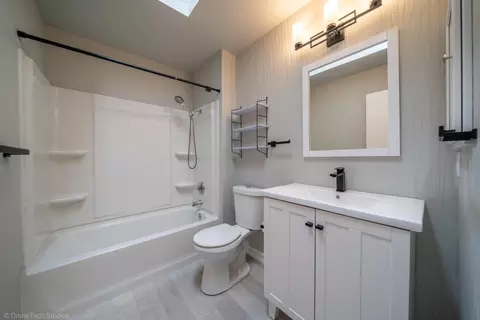 Bath - 618 Alamine Dr, Redding, CA 96003 photo 3 of 3