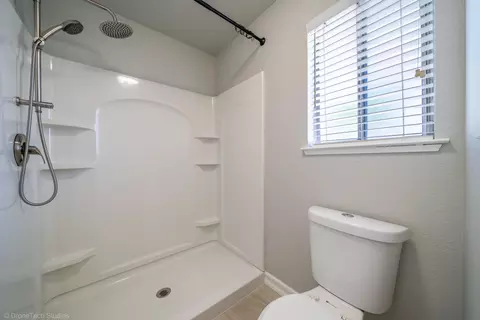 Bath - 618 Alamine Dr, Redding, CA 96003 photo 2 of 3