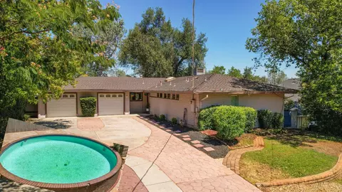 1890 Manchester Dr, Redding, CA 96002