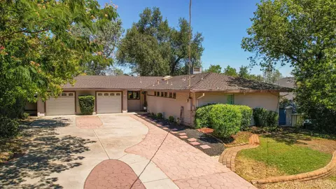 1890 Manchester Dr, Redding, CA 96002 photo 2