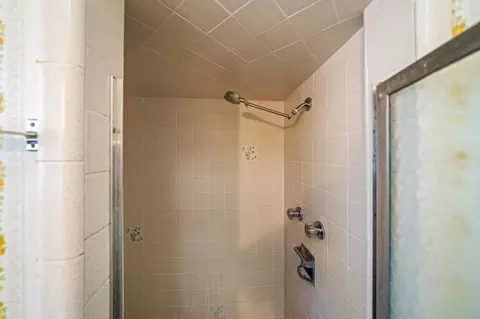 Bath - 745 Gold St, Redding, CA 96001 photo 2 of 3
