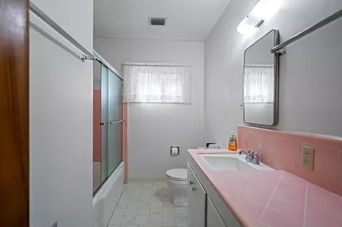 Bath - 745 Gold St, Redding, CA 96001 photo 3 of 3