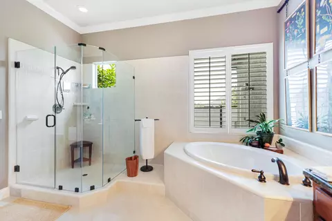 Bath - 4612 Kilkee Dr, Redding, CA 96001 photo 5 of 6