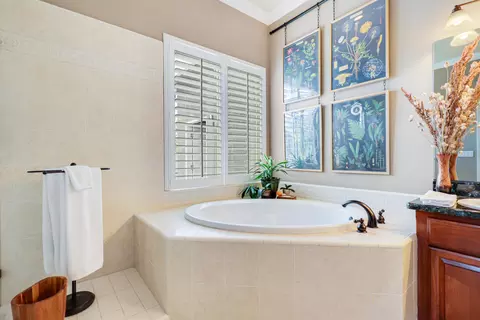 Bath - 4612 Kilkee Dr, Redding, CA 96001 photo 1 of 6