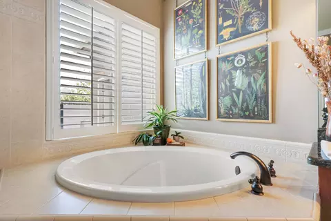 Bath - 4612 Kilkee Dr, Redding, CA 96001 photo 2 of 6