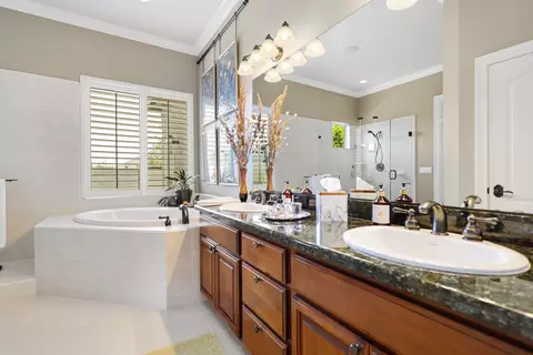 Bath - 4612 Kilkee Dr, Redding, CA 96001 photo 3 of 6