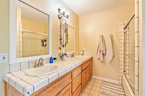 Bath - 19227 Hollow Ln, Redding, CA 96003 photo 3 of 3