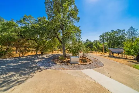 Exterior - 8933 Simmons Rd, Redding, CA 96001 photo 3 of 13