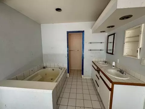 Bath - 2620 Irwin Rd, Redding, CA 96002 photo 2 of 3