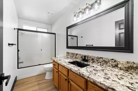 Bath - 1541 Imperial Dr, Redding, CA 96003 photo 2 of 2