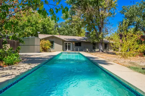 2899 Fernwood St, Redding, CA 96001