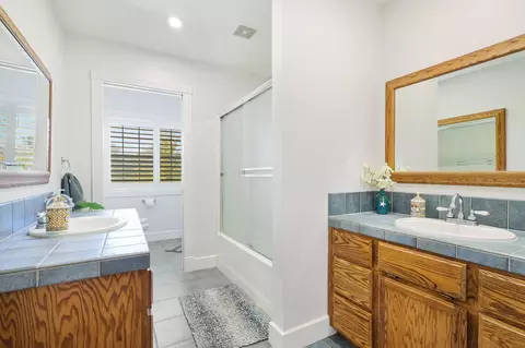 Bath - 13105 Bear Mountain Rd, Redding, CA 96003 photo 7 of 8