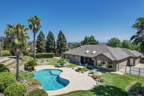 3818 Tea Rose Ct, Redding, CA 96001 photo 2