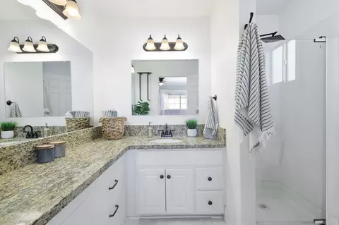 Bath - 660 Paynes Creek Rd, Red Bluff, CA 96080 photo 1 of 4