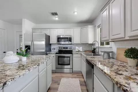Kitchen - 660 Paynes Creek Rd, Red Bluff, CA 96080 photo 2 of 5