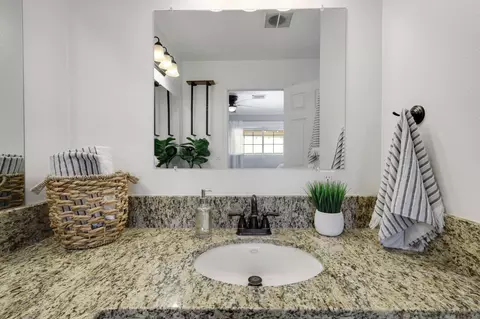 Bath - 660 Paynes Creek Rd, Red Bluff, CA 96080 photo 3 of 4