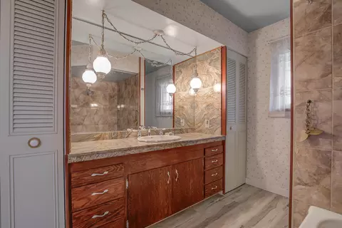 Bath - 704 Joaquin Ave, Redding, CA 96002 photo 2 of 3