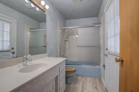 Bath - 704 Joaquin Ave, Redding, CA 96002 photo 3 of 3