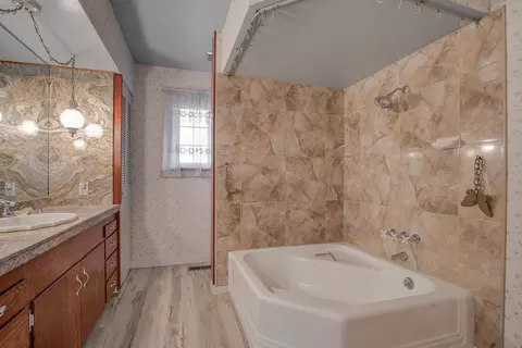 Bath - 704 Joaquin Ave, Redding, CA 96002 photo 1 of 3