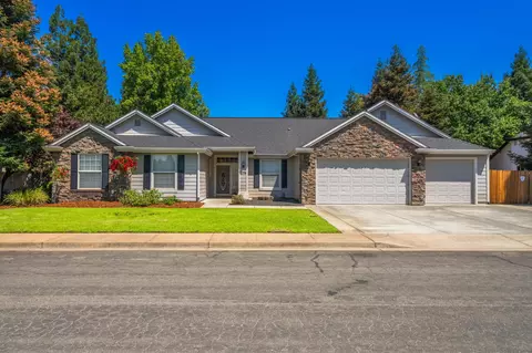 2774 Western Oak Dr, Redding, CA 96002