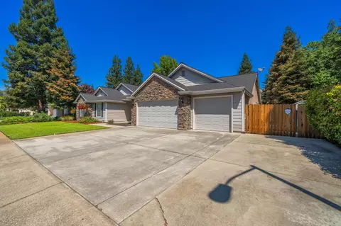 2774 Western Oak Dr, Redding, CA 96002 photo 2
