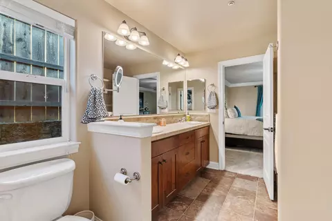 Bath - 3149 Laver St, Redding, CA 96002 photo 2 of 3