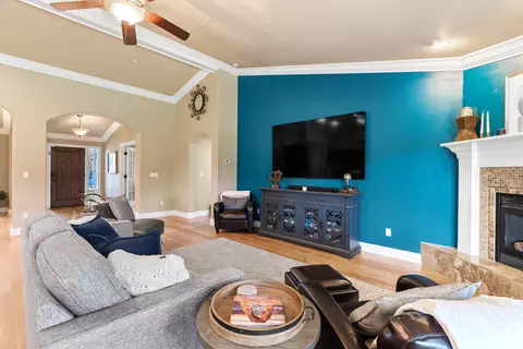 Living - 3149 Laver St, Redding, CA 96002 photo 3 of 4