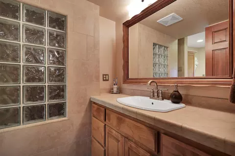 Bath - 6394 Quail Creek Rd, Redding, CA 96002 photo 5 of 11