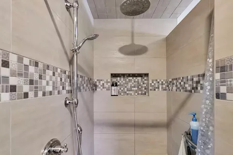 Bath - 6394 Quail Creek Rd, Redding, CA 96002 photo 3 of 11