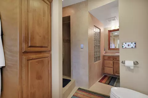 Bath - 6394 Quail Creek Rd, Redding, CA 96002 photo 6 of 11